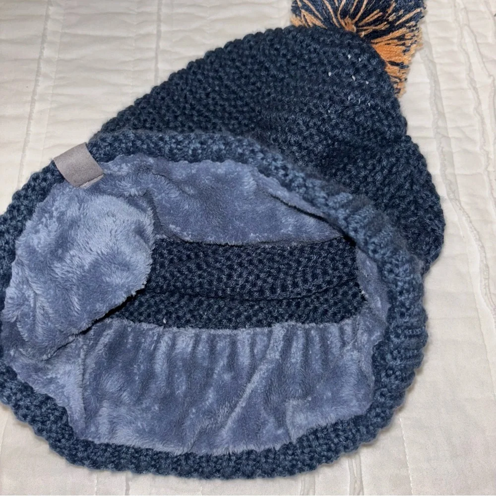 Mountain Hardwear navy knit toboggan/ beanie w/oversized Pom Pom outdoor hippie